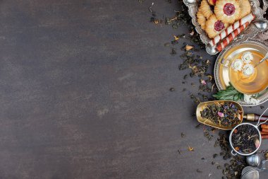 Eski arkaplanda kurumuş yaprak çayı