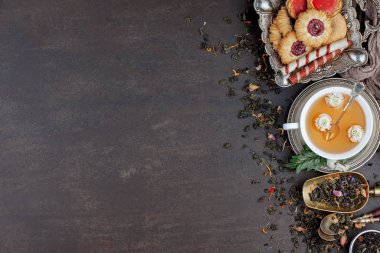 Eski arkaplanda kurumuş yaprak çayı