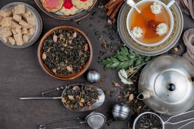 Eski arkaplanda kurumuş yaprak çayı