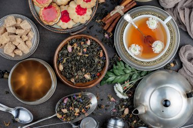 Eski arkaplanda kurumuş yaprak çayı