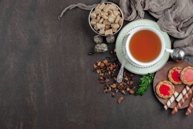 Eski arkaplanda kurumuş yaprak çayı