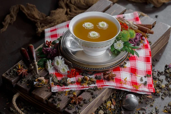 Thé Dans Une Tasse Sur Vieux Fond — Photo