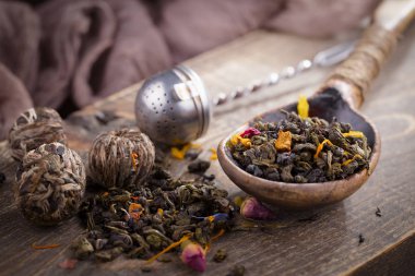 Eski arkaplanda kurumuş yaprak çayı