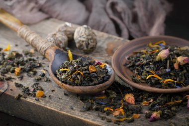 Eski arkaplanda kurumuş yaprak çayı