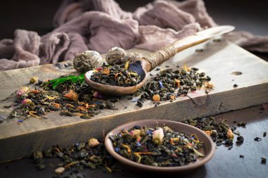 Eski arkaplanda kurumuş yaprak çayı