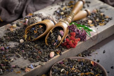 Eski arkaplanda kurumuş yaprak çayı