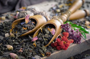 Eski arkaplanda kurumuş yaprak çayı