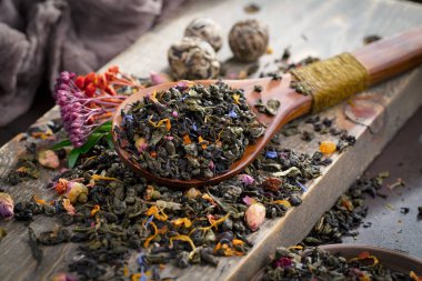 Eski arkaplanda kurumuş yaprak çayı