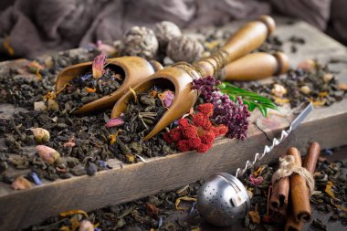 Eski arkaplanda kurumuş yaprak çayı