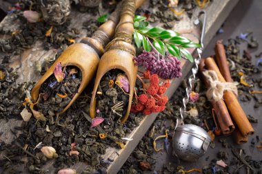 Eski arkaplanda kurumuş yaprak çayı