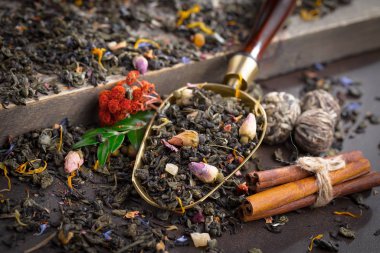 Eski arkaplanda kurumuş yaprak çayı