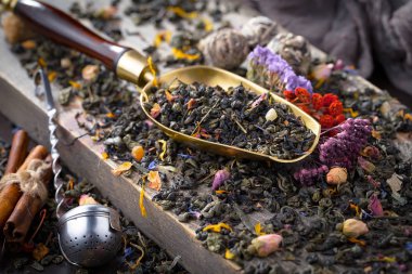 Eski arkaplanda kurumuş yaprak çayı