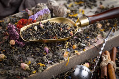 Eski arkaplanda kurumuş yaprak çayı