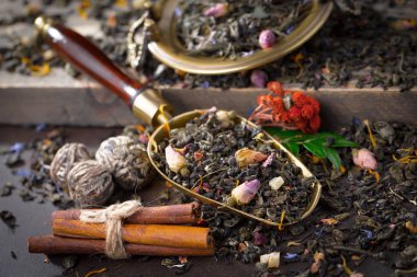 Eski arkaplanda kurumuş yaprak çayı