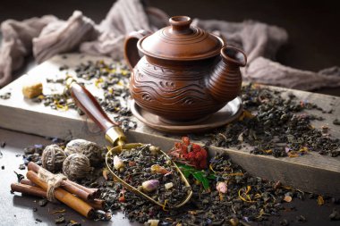 Eski arkaplanda kurumuş yaprak çayı