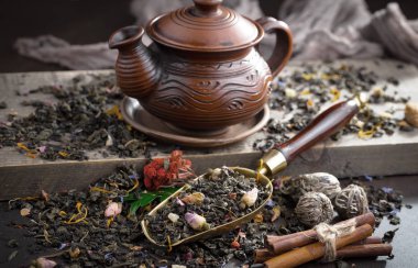 Eski arkaplanda kurumuş yaprak çayı