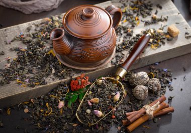 Eski arkaplanda kurumuş yaprak çayı