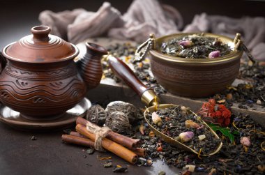 Eski arkaplanda kurumuş yaprak çayı