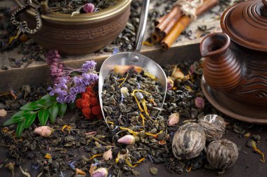 Eski arkaplanda kurumuş yaprak çayı