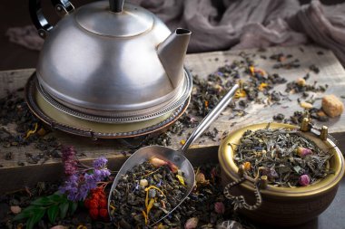 Eski arkaplanda kurumuş yaprak çayı