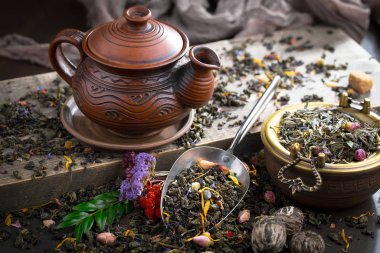 Eski arkaplanda kurumuş yaprak çayı