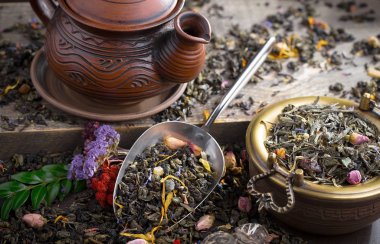 Eski arkaplanda kurumuş yaprak çayı