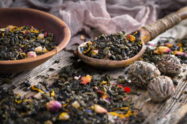 Eski arkaplanda kurumuş yaprak çayı