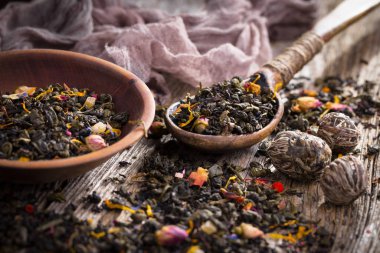 Eski arkaplanda kurumuş yaprak çayı