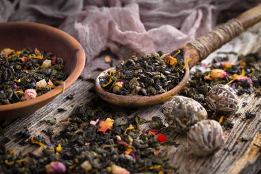 Eski arkaplanda kurumuş yaprak çayı