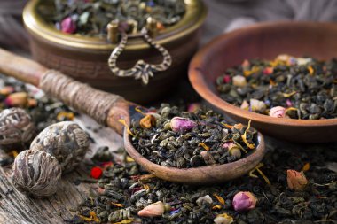 Eski arkaplanda kurumuş yaprak çayı