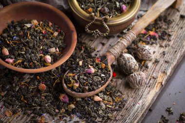 Eski arkaplanda kurumuş yaprak çayı