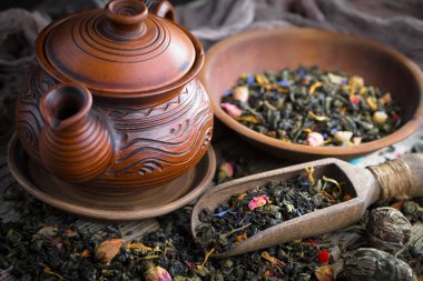 Eski arkaplanda kurumuş yaprak çayı