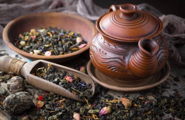 Eski arkaplanda kurumuş yaprak çayı