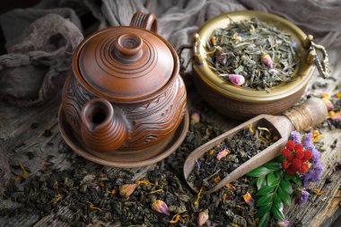 Eski bir arka planda, fincanda çay