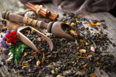 Eski bir arka planda, fincanda çay