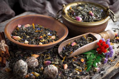 Eski bir arka planda, fincanda çay