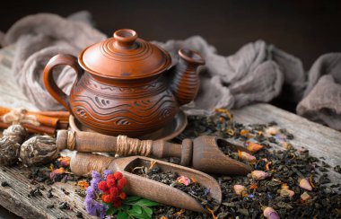 Eski bir arka planda, fincanda çay