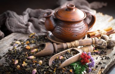 Eski bir arka planda, fincanda çay