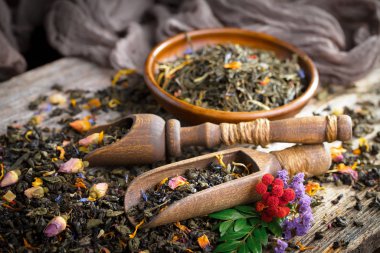 Eski bir arka planda, fincanda çay