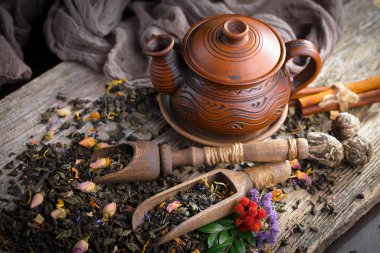 Eski bir arka planda, fincanda çay