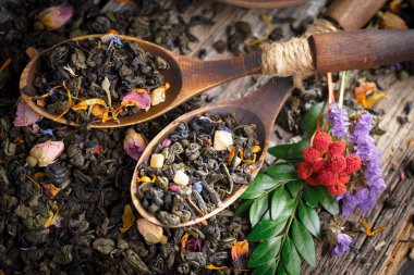 Eski bir arka planda, fincanda çay