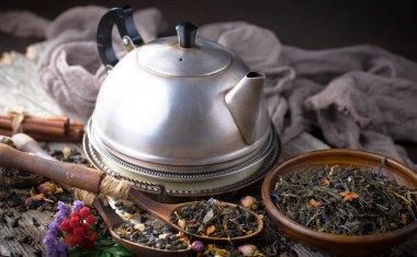 Eski bir arka planda, fincanda çay