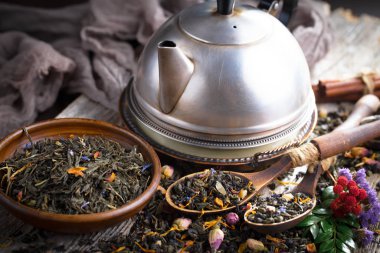 Eski bir arka planda, fincanda çay