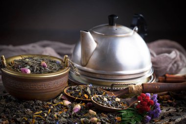 Eski bir arka planda, fincanda çay