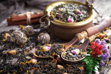 Eski bir arka planda, fincanda çay