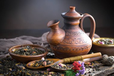 Eski bir arka planda, fincanda çay