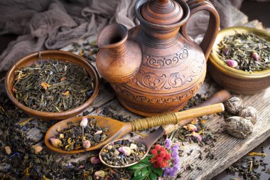 Eski bir arka planda, fincanda çay