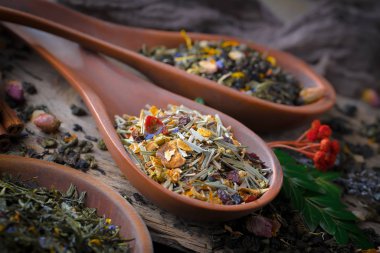 Eski bir arka planda, fincanda çay