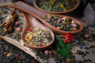 Eski bir arka planda, fincanda çay