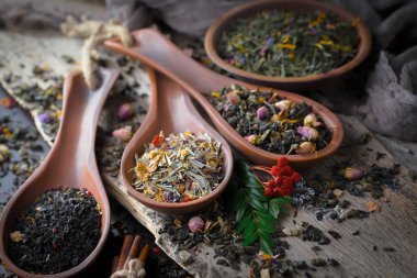 Eski bir arka planda, fincanda çay